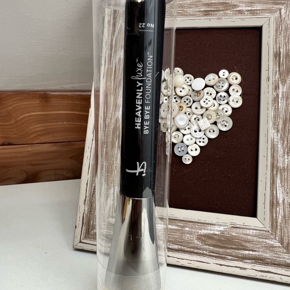 IT Cosmetics Heavenly Luxe Bye Bye Foundation Brush - Black and Silver
